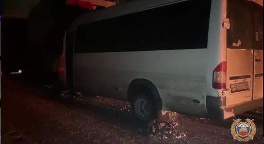 Пассажирский автобус заехал под бетономешалку — пострадали 11 человек