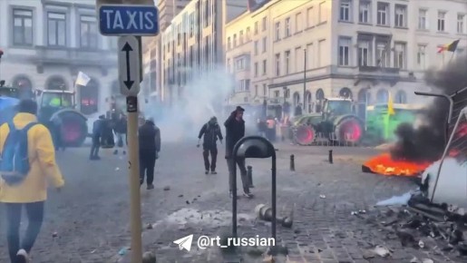 Силовиков оттесняют тракторами, а на площади перед Европарламентом горит огромный костёр из мусора и покрышек