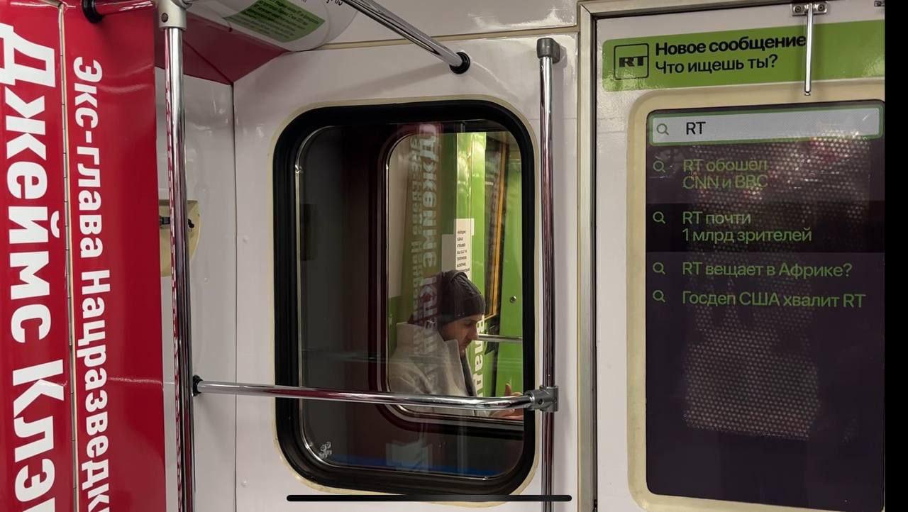Так выглядит фирменный поезд RT в московском метро изнутри Так выглядит фирменный поезд RT в московском метро изнутри