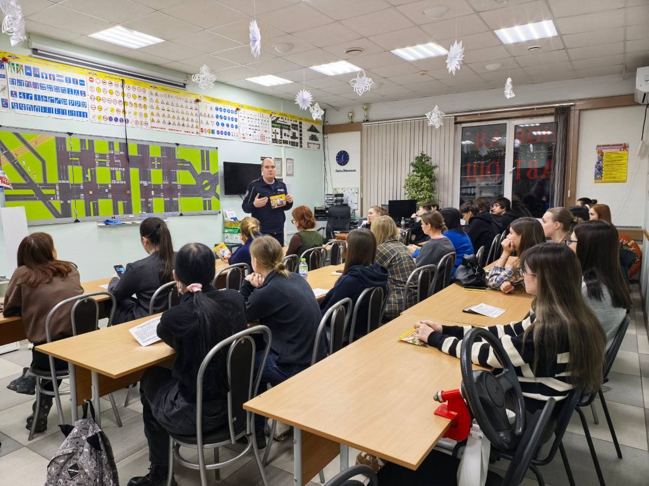 Тверские автоинспекторы провели профилактическую беседу с будущими водителями Тверские автоинспекторы провели профилактическую беседу с будущими водителями