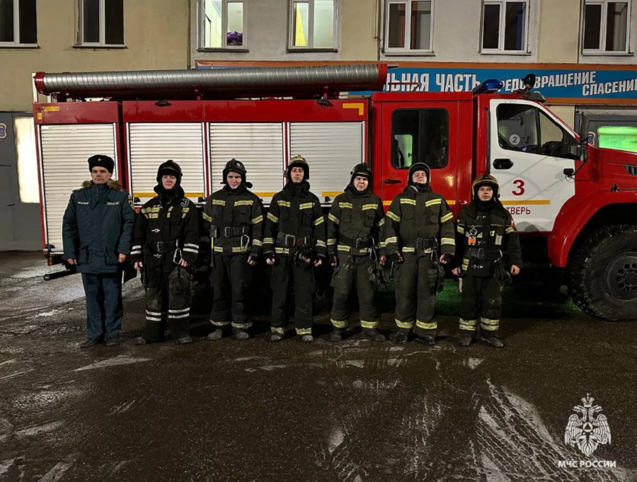Огнеборцы спасли десять человек, в том числе пять детей, на пожаре в Твери Огнеборцы спасли десять человек, в том числе пять детей, на пожаре в Твери