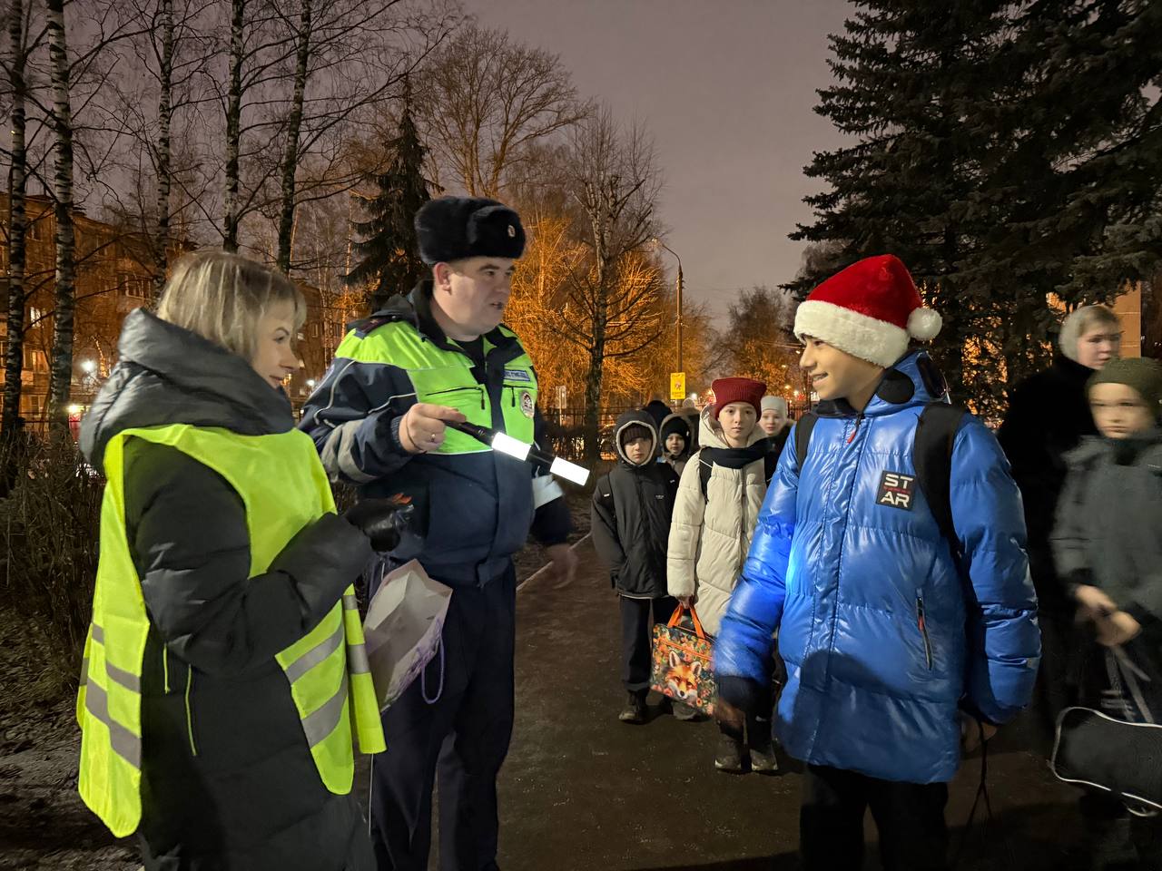 18 декабря 2025 года, в рамках профилактического мероприятия «Безопасные каникулы», на территории Гимназии N44 г. Твери сотрудники Госавтоинспекции совместно с представителями родительского патруля проверили наличие... 18 декабря 2025 года, в рамках профилактического мероприятия «Безопасные каникулы», на территории Гимназии N44 г. Твери сотрудники Госавтоинспекции совместно с представителями родительского патруля проверили наличие...