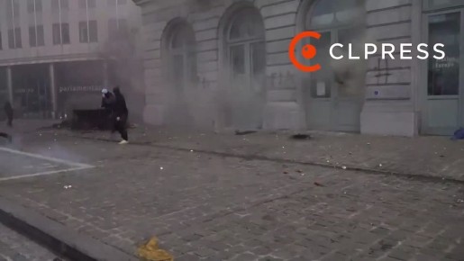 Протестующие фермеры крушат окна и двери возле Европарламента