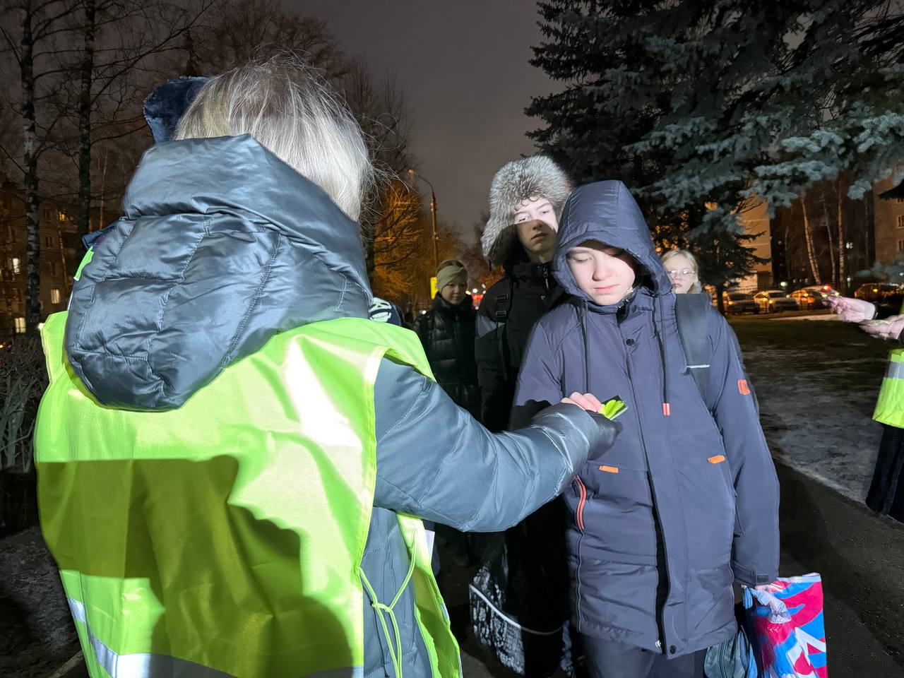 18 декабря 2025 года, в рамках профилактического мероприятия «Безопасные каникулы», на территории Гимназии N44 г. Твери сотрудники Госавтоинспекции совместно с представителями родительского патруля проверили наличие... 18 декабря 2025 года, в рамках профилактического мероприятия «Безопасные каникулы», на территории Гимназии N44 г. Твери сотрудники Госавтоинспекции совместно с представителями родительского патруля проверили наличие...