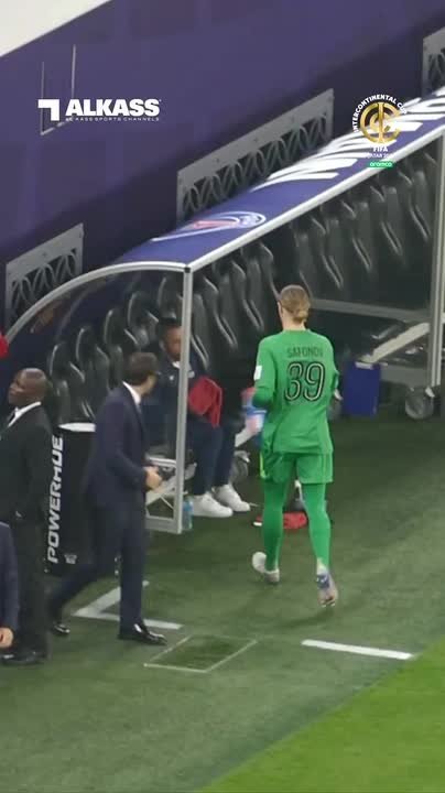 Красное полотенце «помогло» Матвею Сафонову отбить четыре удара из пяти в серии пенальти