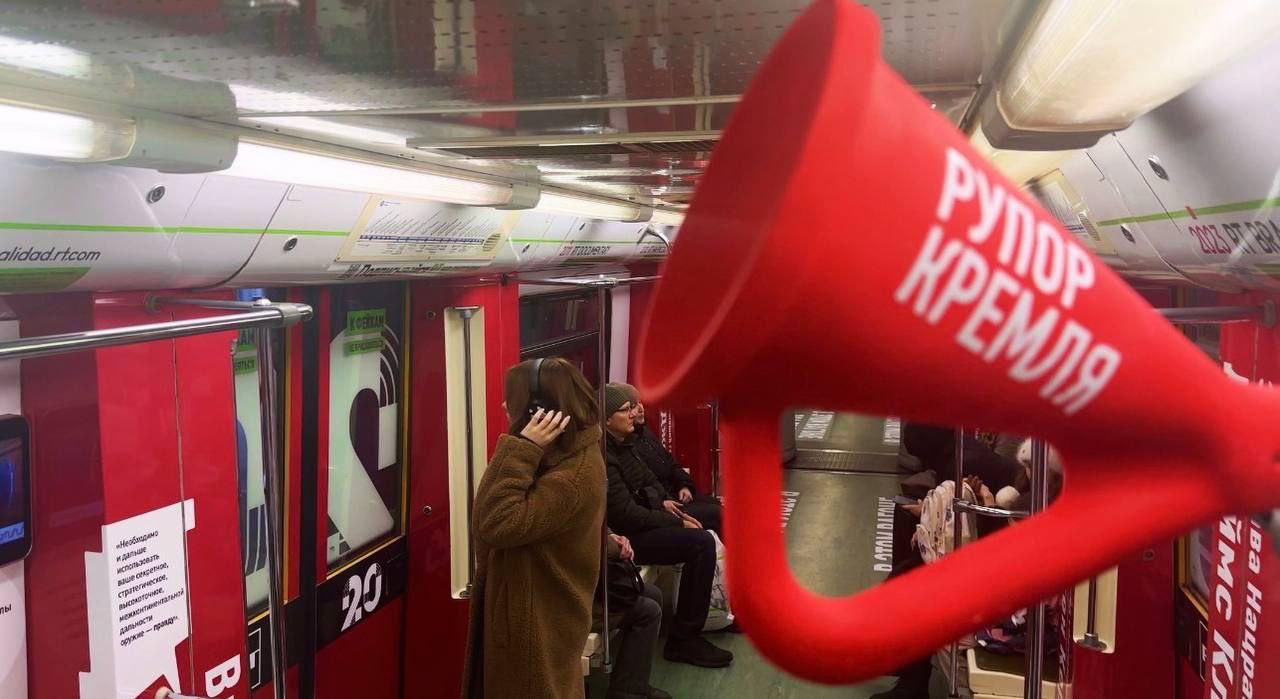 Так выглядит фирменный поезд RT в московском метро изнутри Так выглядит фирменный поезд RT в московском метро изнутри