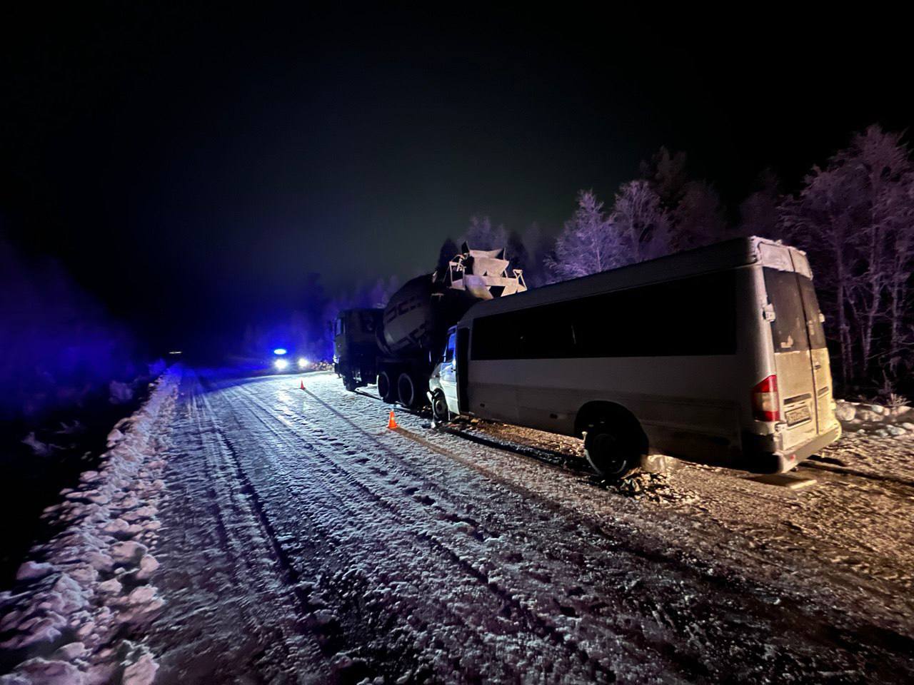 Пассажирский автобус заехал под бетономешалку — пострадали 11 человек Пассажирский автобус заехал под бетономешалку — пострадали 11 человек