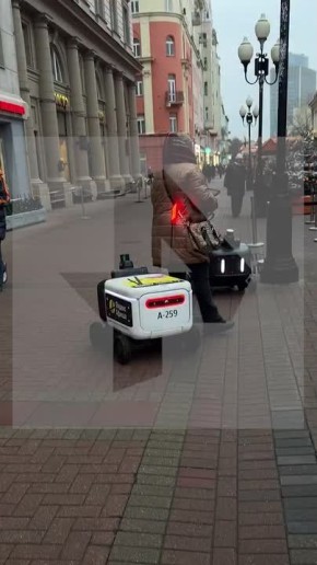 Женщина хотела заснять роботов-доставщиков на Арбате, а в объектив попала настоящая авария с пострадавшими