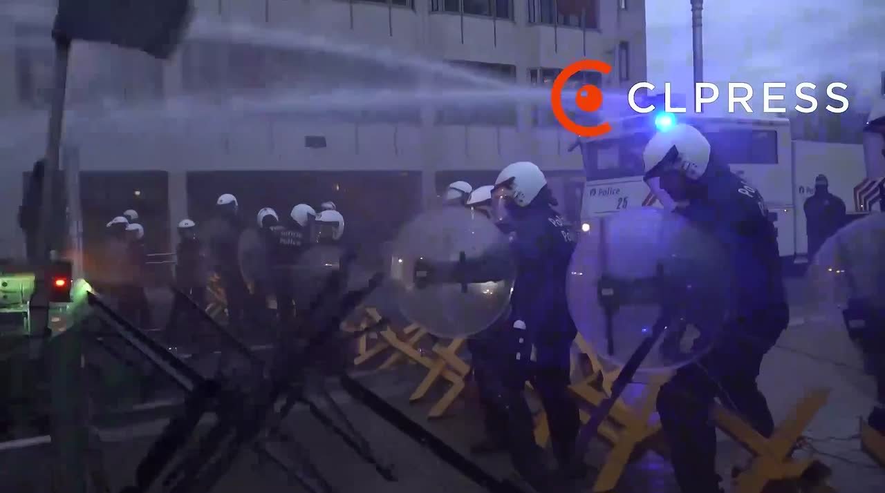 Европейские фермеры закидывают здание Европарламента картошкой и блокируют дороги в Брюсселе