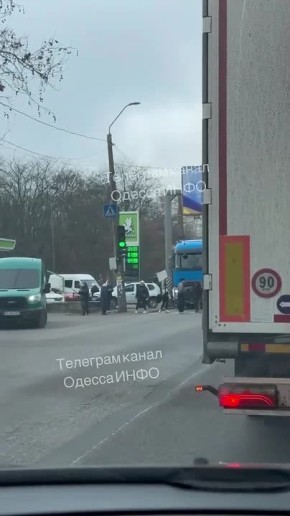 Жители Одессы перекрыли дорогу из-за отключения света на целую неделю, пишут местные группы