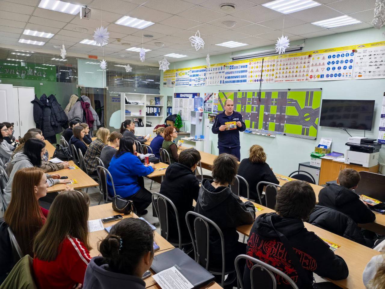 Тверские автоинспекторы провели профилактическую беседу с будущими водителями