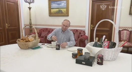 «Денис Владимирович, спасибо большое за подарки! Я обещал тоже ответить. Хочу поздравить вас с наступающим Новым Годом»