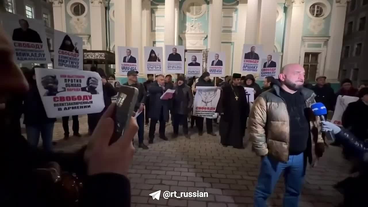 Представители Армянской апостольской церкви вышли на акцию протеста в Петербурге против давления армянских властей на духовенство