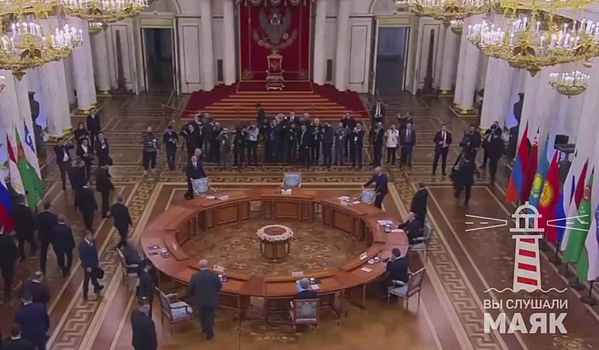 Неформальный саммит СНГ проходит в Большом тронном зале Эрмитажа