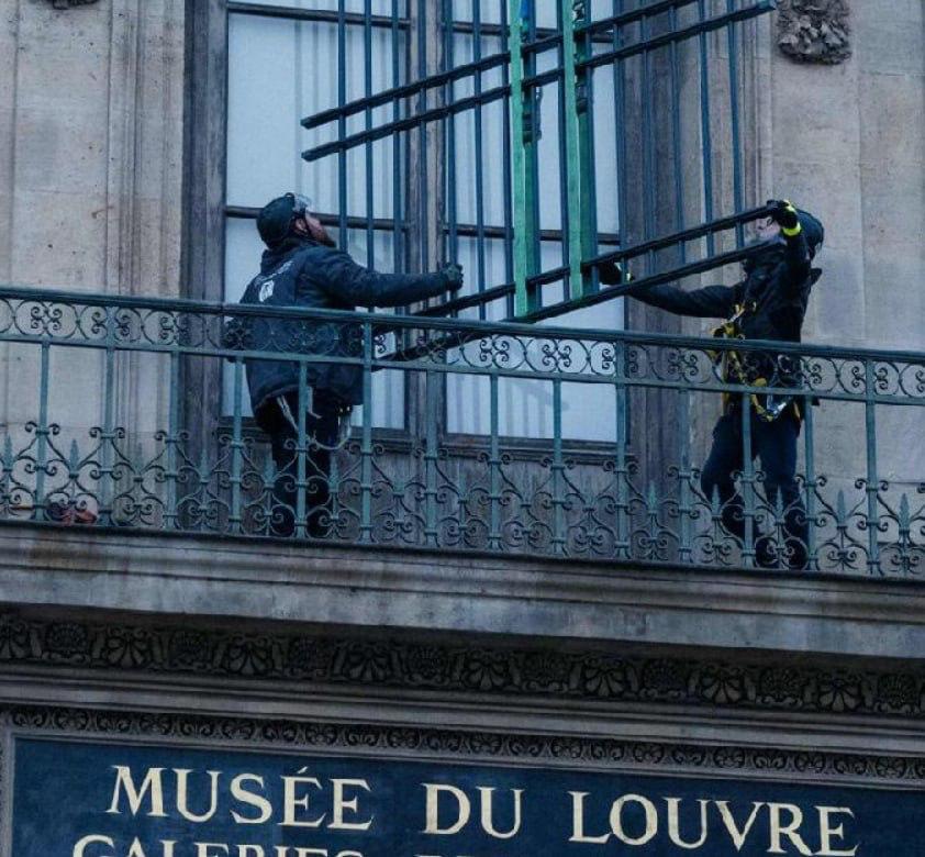 Спустя более двух месяцев после громкого ограбления Лувра на окна музея поставили решётки
