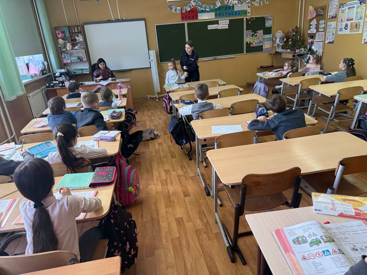 Сотрудники Госавтоинспекции города Твери провели профилактические занятия по безопасности дорожного движения в школе № 53 Сотрудники Госавтоинспекции города Твери провели профилактические занятия по безопасности дорожного движения в школе № 53