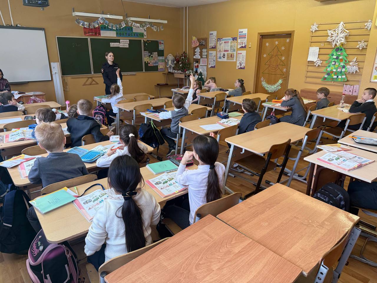 Сотрудники Госавтоинспекции города Твери провели профилактические занятия по безопасности дорожного движения в школе № 53