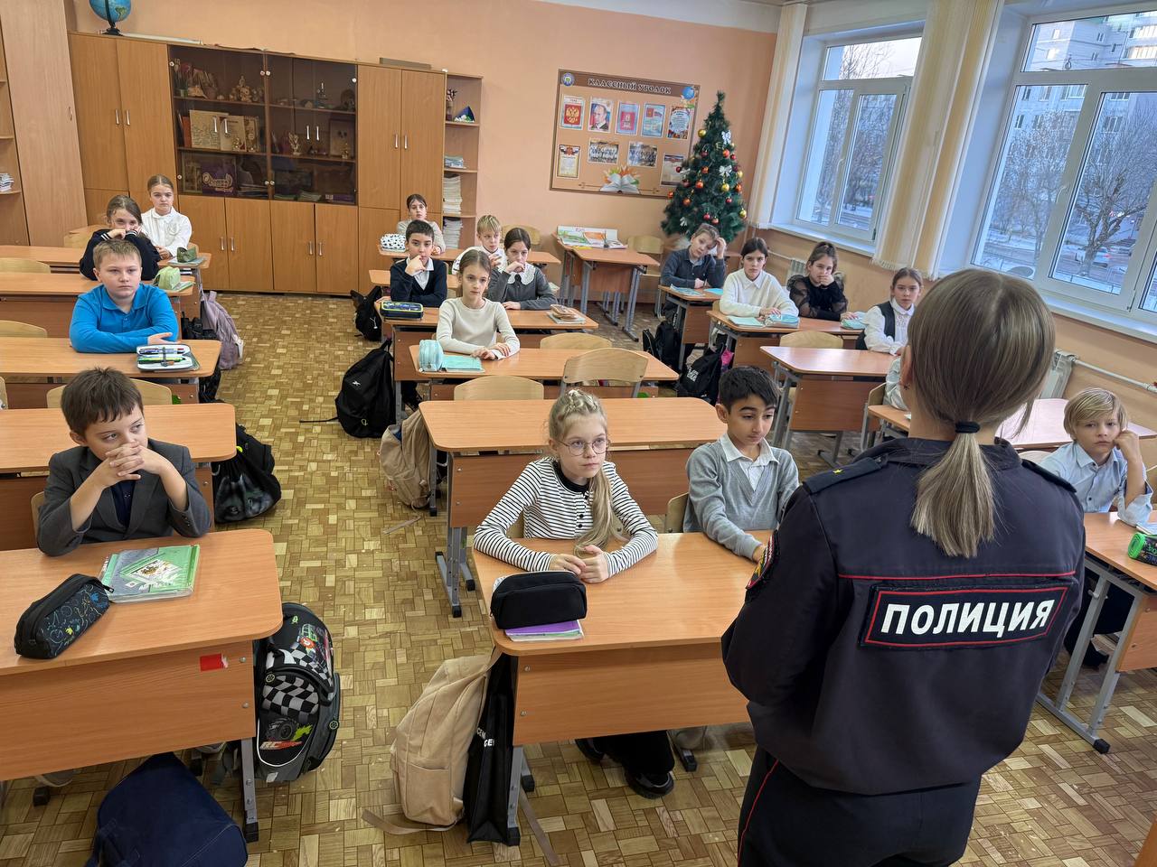 Сотрудники Госавтоинспекции города Твери провели профилактические занятия по безопасности дорожного движения в школе № 53 Сотрудники Госавтоинспекции города Твери провели профилактические занятия по безопасности дорожного движения в школе № 53