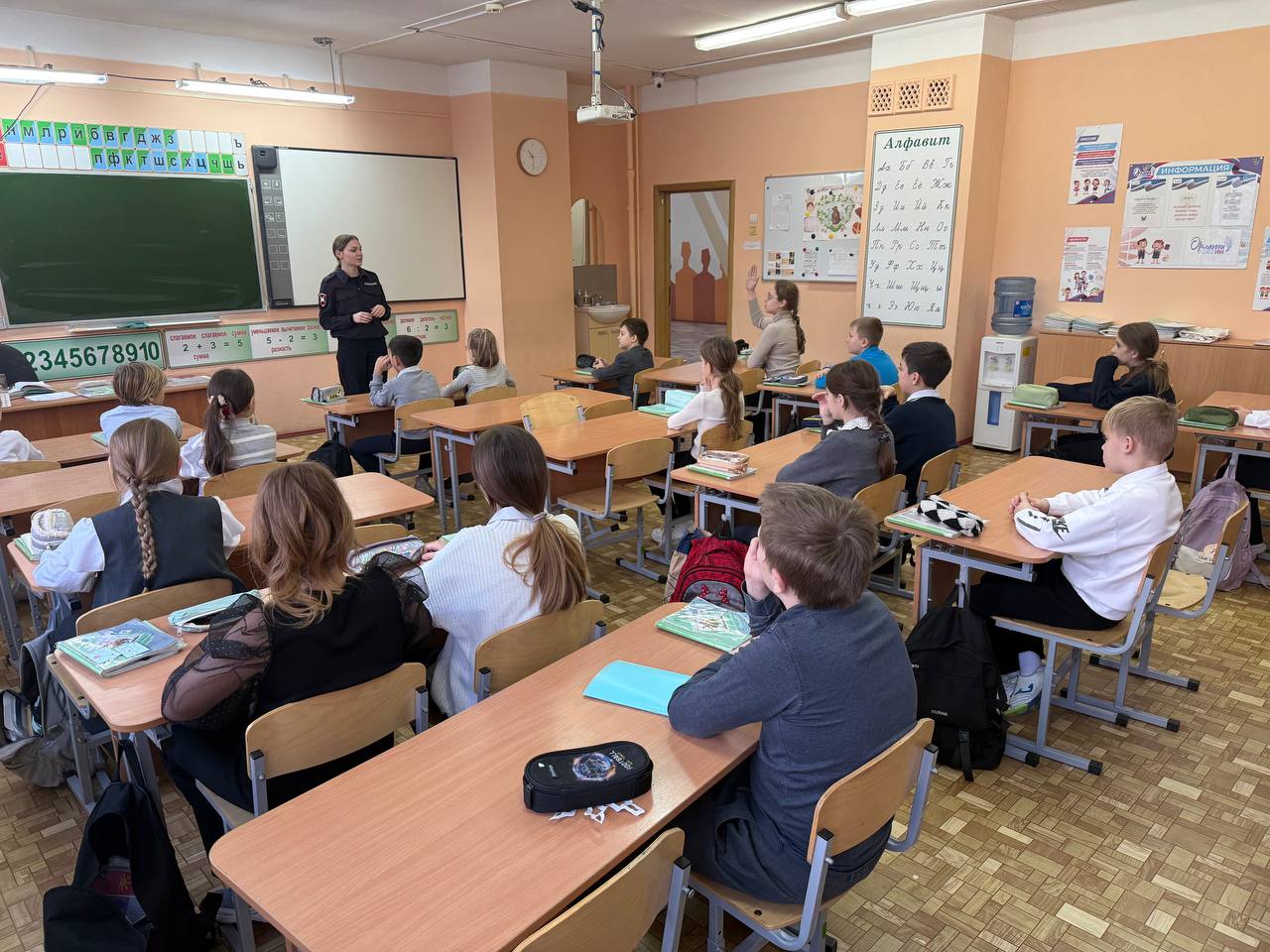 Сотрудники Госавтоинспекции города Твери провели профилактические занятия по безопасности дорожного движения в школе № 53 Сотрудники Госавтоинспекции города Твери провели профилактические занятия по безопасности дорожного движения в школе № 53