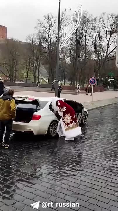 Дед Мороз, разгуливающий по улицам Вильнюса, разделил литовцев на два лагеря