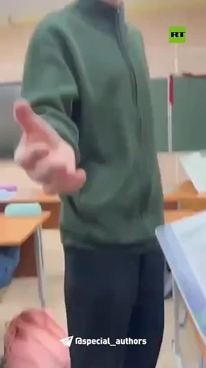 Марина Ахмедова: В сеть попали видео из московской школы №158, где восьмиклассник издевался над учителем, записывая это на телефон