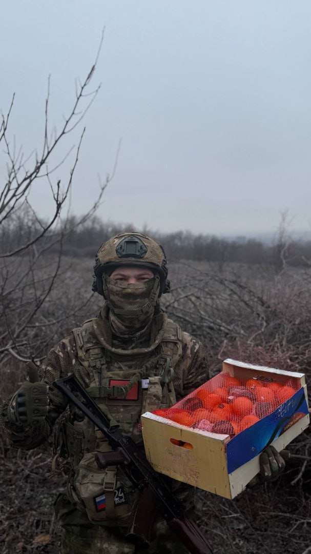 Роман Голованов: Первая партия традиционных новогодних фруктов, собранных в рамках акции «Подвешенный мандарин», уже дошла до наших защитников