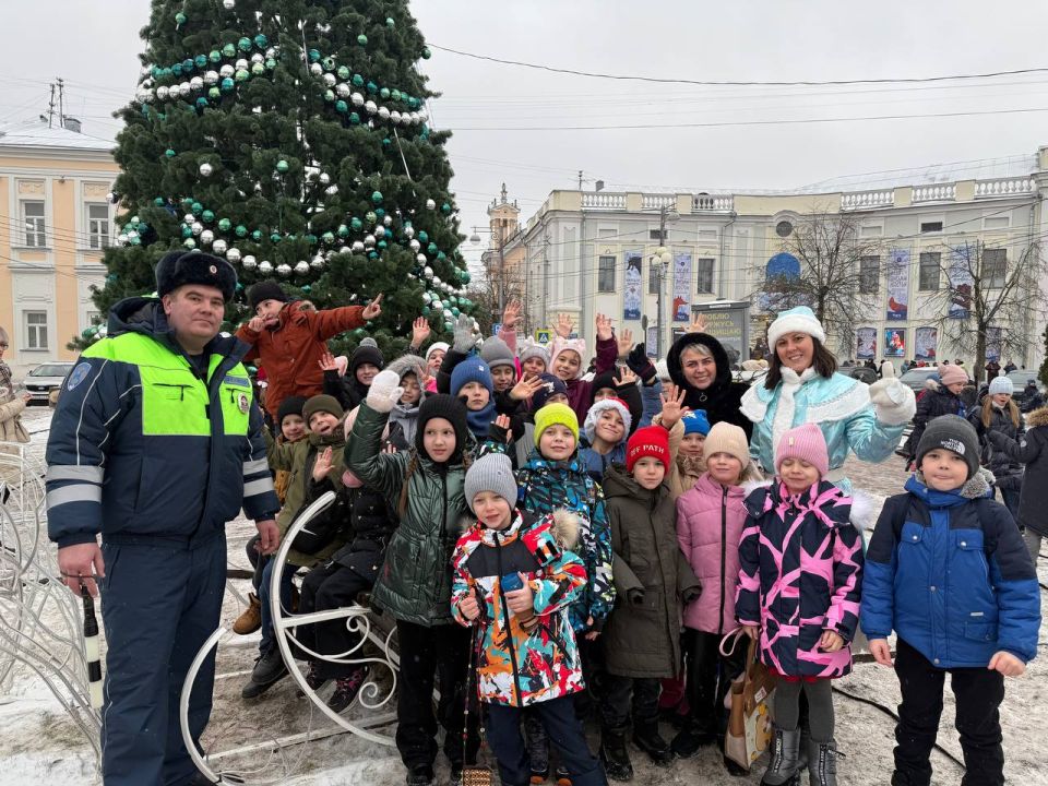 Автоинспектор и Полицейская Снегурочка напомнили школьникам о безопасности перед зимними каникулами