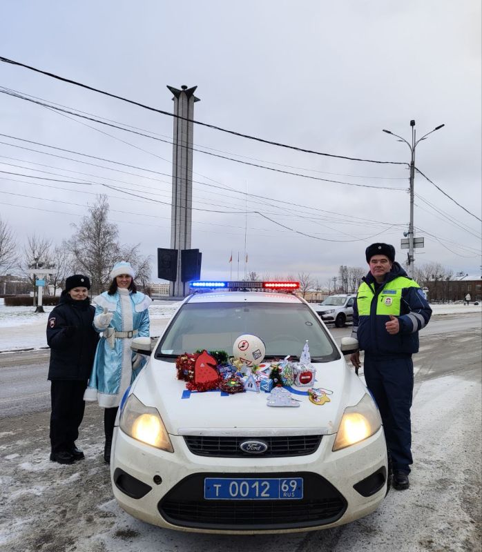 В канун Нового года команда Дорожного радио - Тверь и сотрудники Госавтоинспекции города Твери выходят на НОВОГОДНИЙ ПАТРУЛЬ