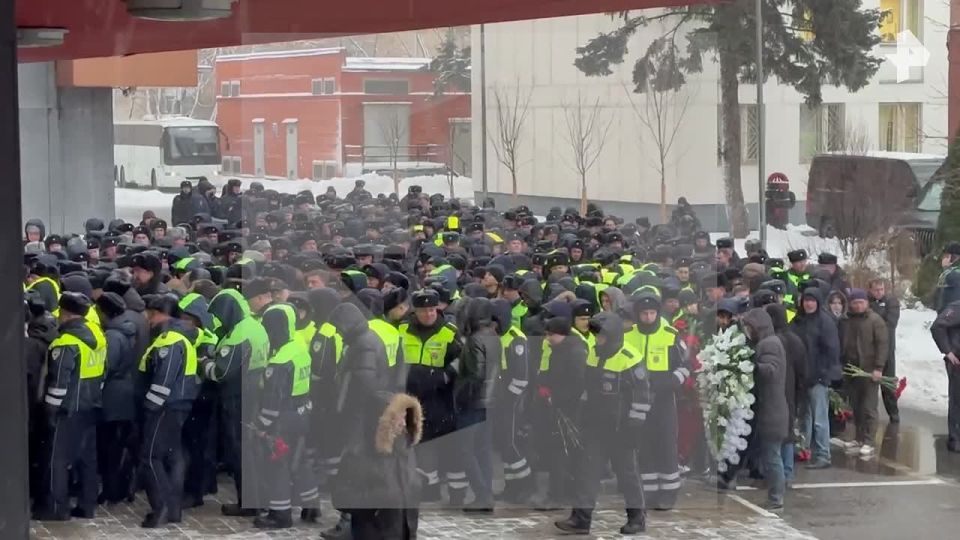 Церемония прощания с двумя сотрудниками ДПС, погибшими во время взрыва, началась в Москве
