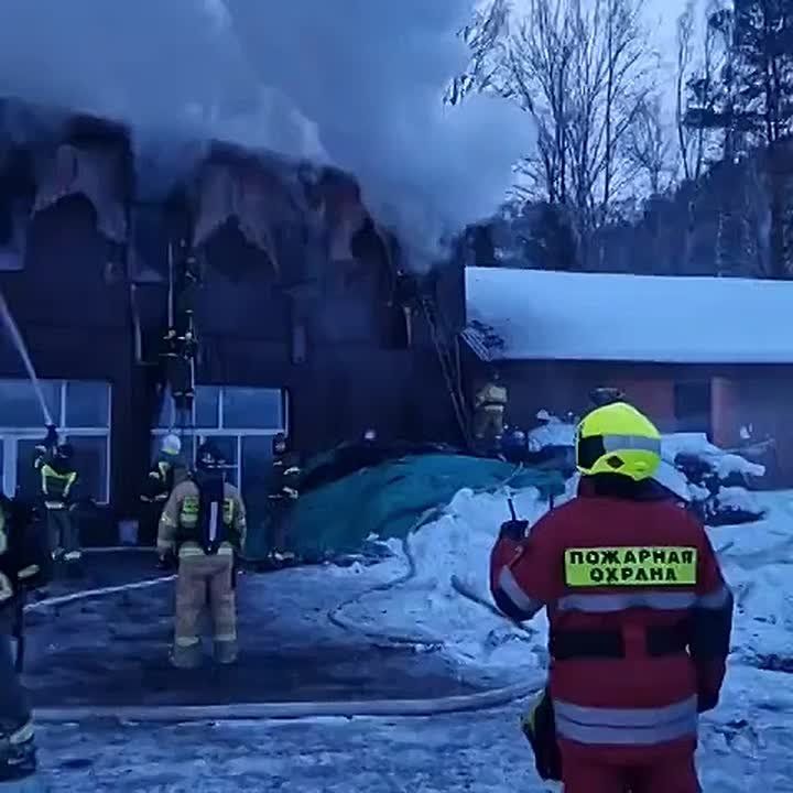 Туристическая база "Юность" загорелась на Алтае