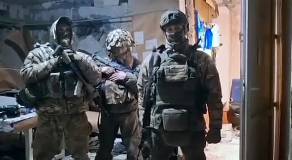 Дмитрий Стешин: Гуляй-Поле, брошенный укропский штаб батальона - с компьютерами работающими, с телефонами и рациями, с прапорарми жовто-блакитными...Я подобное видел только на позициях в Дебальцево, "у самолета" в 2015