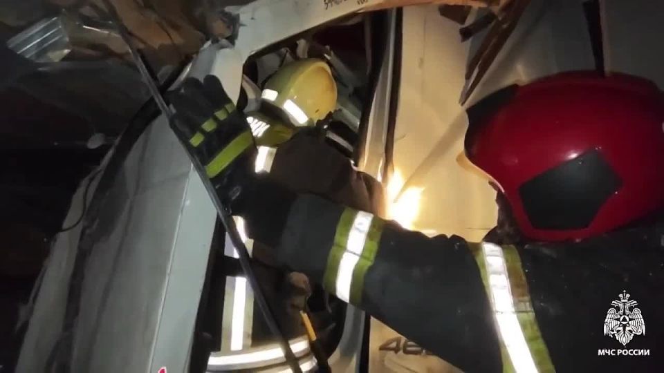 Под Тверью фура врезалась в дом: водителя зажало в кабине