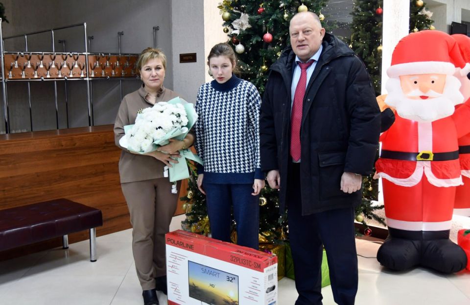 Депутаты Законодательного Собрания Тверской области вновь присоединились к ежегодной акции «Елка желаний» – благотворительному Всероссийскому проекту «Движения первых», который проходит при поддержке Росмолодежи