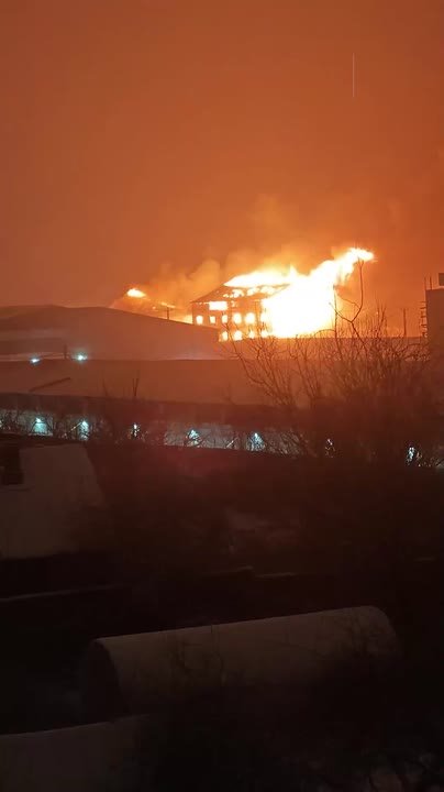 Сильный пожар произошел в подмосковных Химках — несколько нежилых зданий в деревне Брехово полностью охвачены огнем