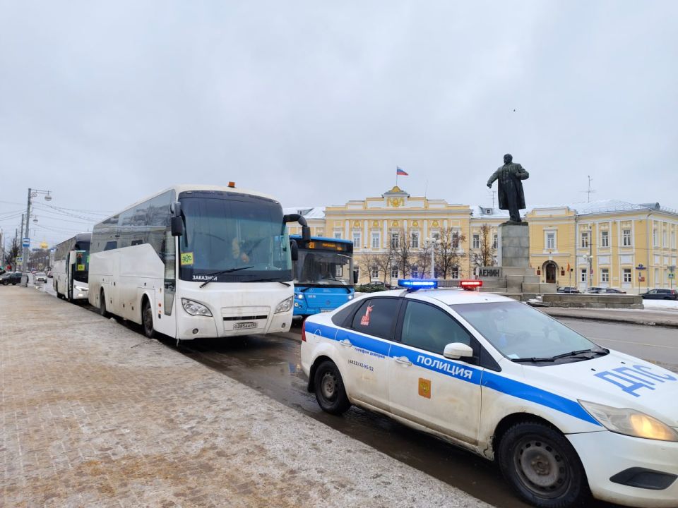Госавтоинспекция города Твери провела инструктажи с организованными группами детей перед поездкой на новогоднее представление в автобусе