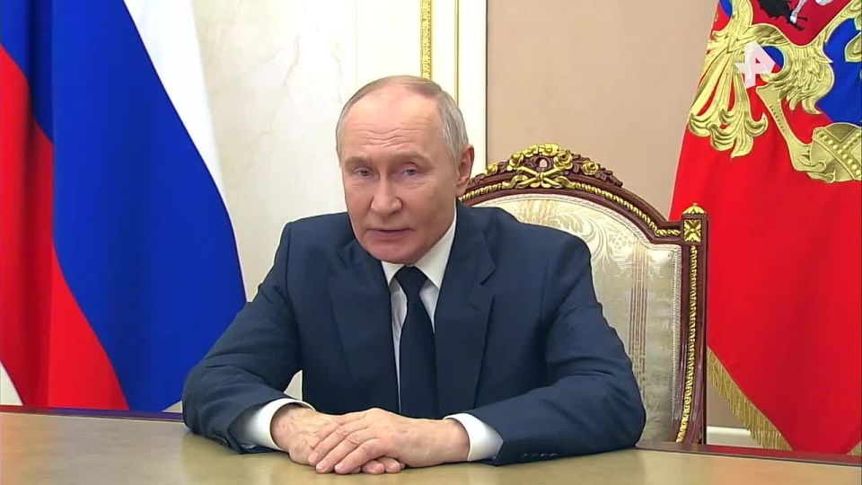 Владимир Путин поздравил сотрудников МЧС с Днем спасателя