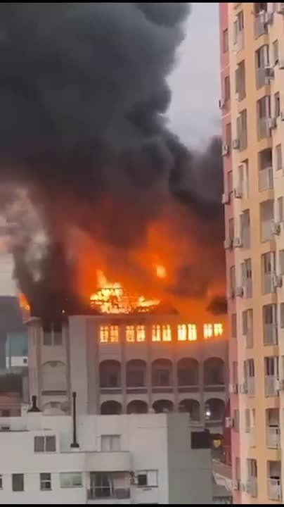 Учебное заведение со 120-летней историей горит в бразильском городе Санта-Мария