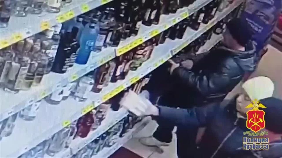 Кемеровский похититель коньяков пронес добычу в дипломате мимо кассы — все бутылки разбились, злоумышленнику грозит до двух лет лишения свободы