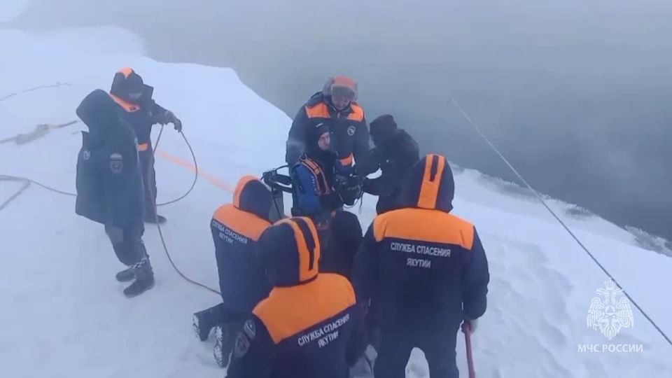 Кадры с подъемом провалившейся под лед машины из реки Лены в Якутске опубликовало МЧС