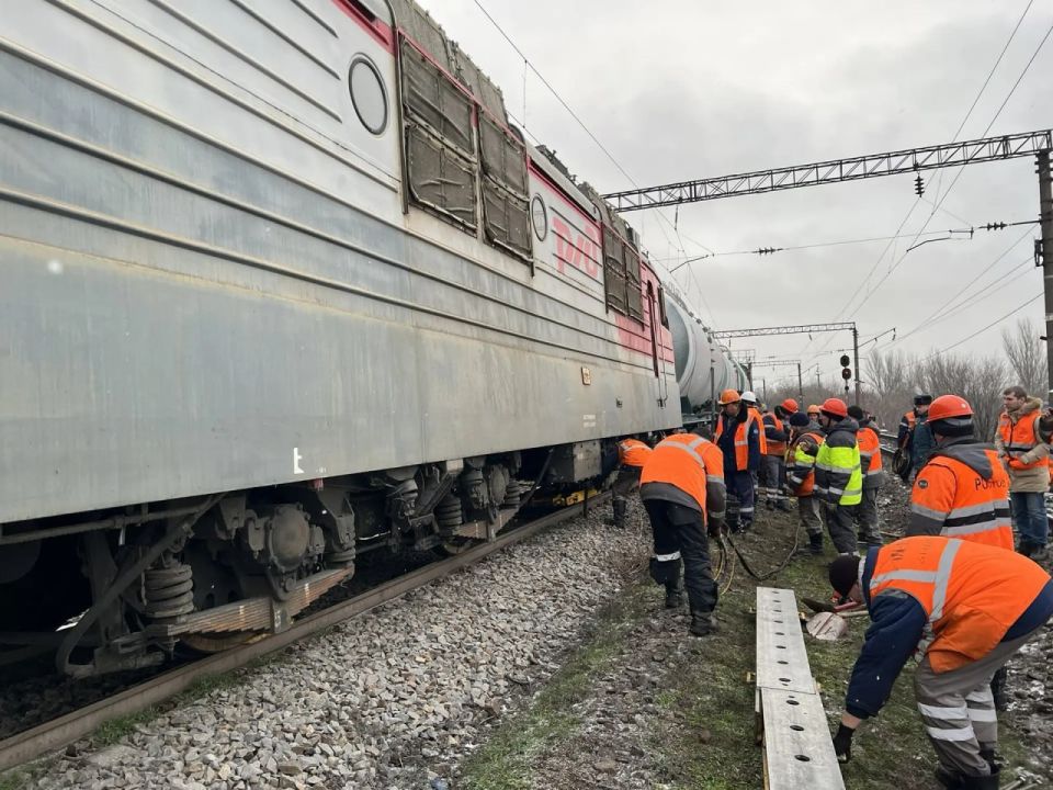 Грузовой поезд сошел с рельсов в Ростовской области