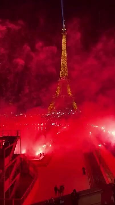 Зрелищный запуск фейерверков и дымовых шашек обернулся задержанием 40 человек в Париже