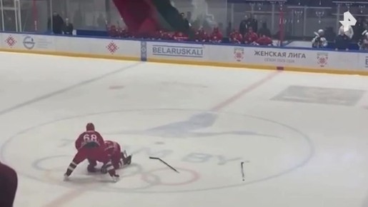 Александра Лукашенко сбили на льду во время матча по хоккею