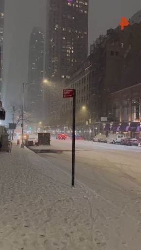 Мэр Нью-Йорка Эрик Адамс на фоне снегопада призвал горожан сидеть дома и делать детей