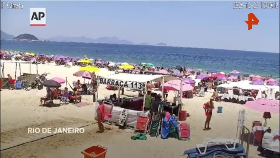 Рекламный самолет вместе с пилотом упал в море в Рио-де-Жанейро