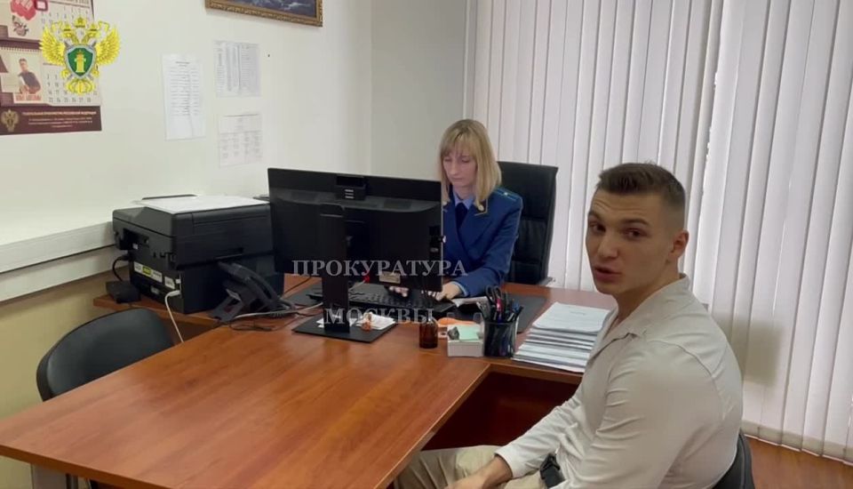 Блогер, размещавший в соцсетях видео со львёнком, заявил, что зверёк болеет лейкемией — отсюда и переломы лап