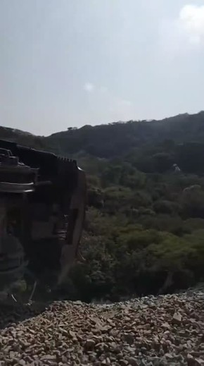 Не менее 13 человек погибли, еще 98 получили травмы во время крушения поезда в Мексике, сообщили власти