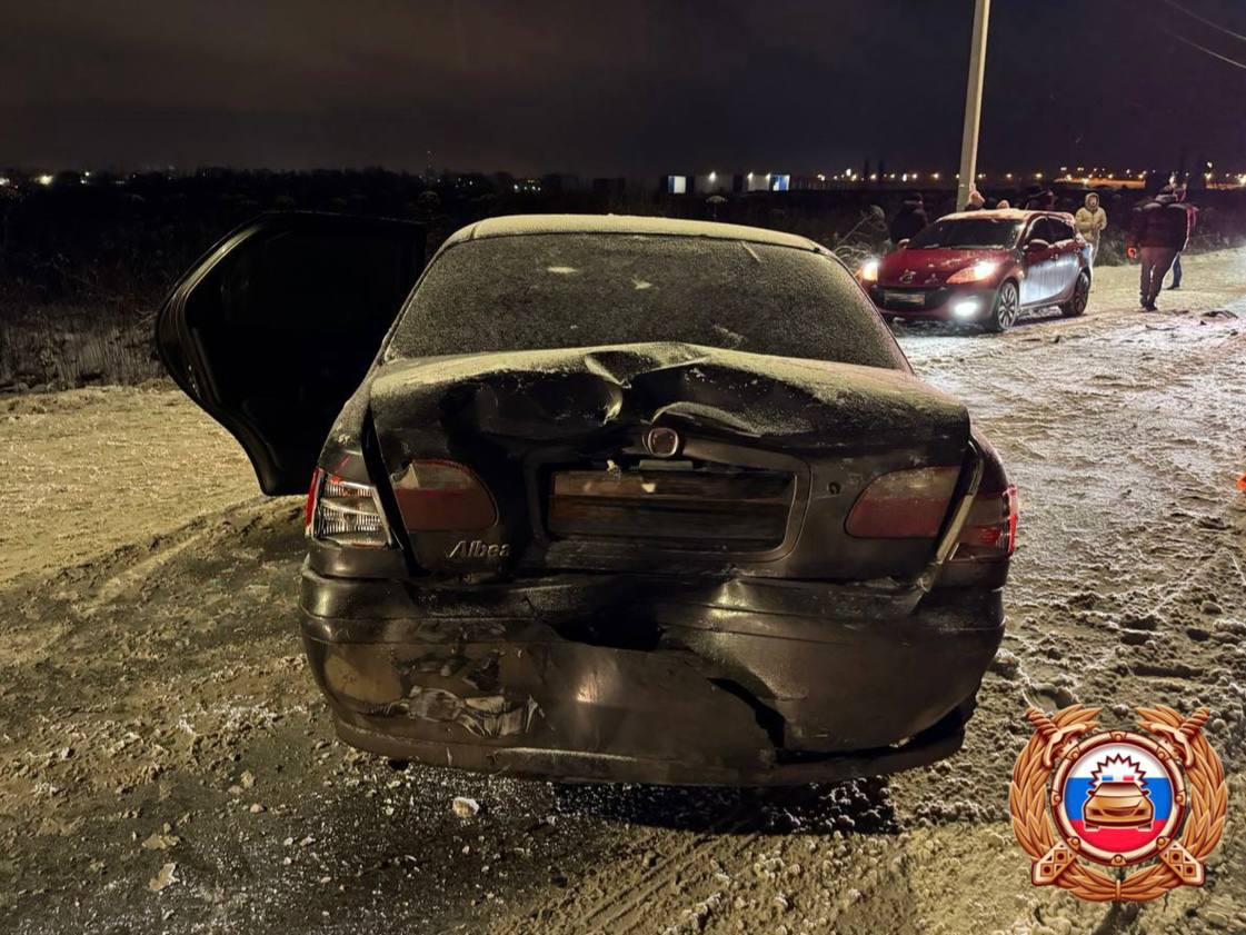 Под Тверью столкнулись три машины, одна опрокинулась в кювет Под Тверью столкнулись три машины, одна опрокинулась в кювет