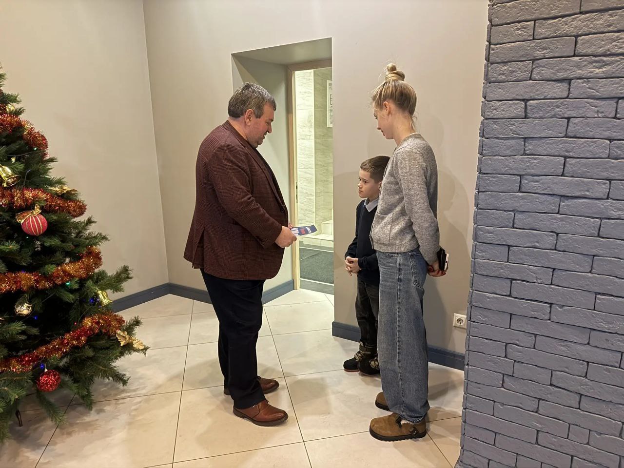 Депутаты Заксобрания участвуют в благотворительной акции «Ёлка желаний» Депутаты Заксобрания участвуют в благотворительной акции «Ёлка желаний»