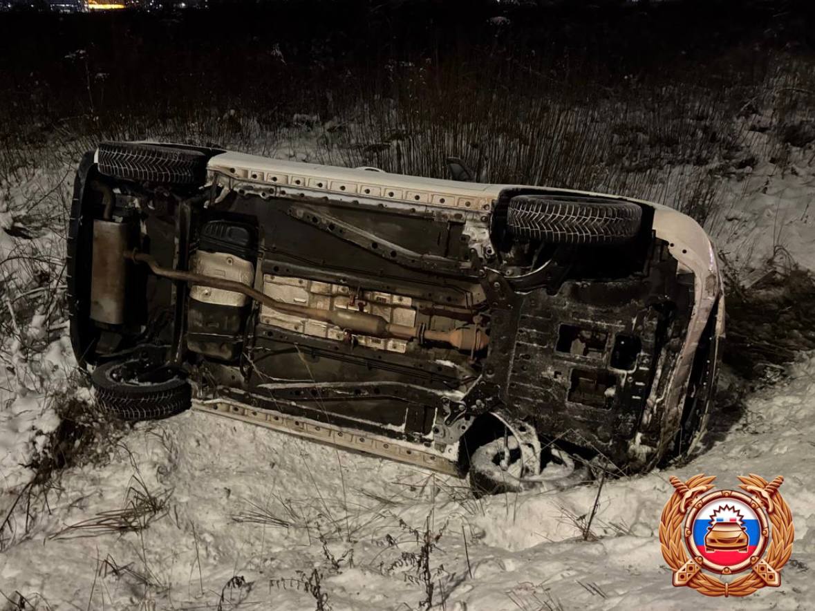 Под Тверью столкнулись три машины, одна опрокинулась в кювет Под Тверью столкнулись три машины, одна опрокинулась в кювет
