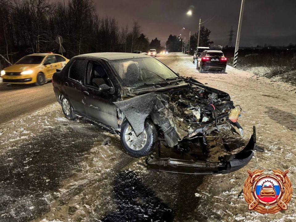 Под Тверью столкнулись три машины, одна опрокинулась в кювет